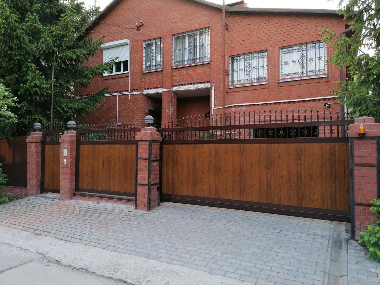 Уличные ворота DoorHan в Красноярске с установкой