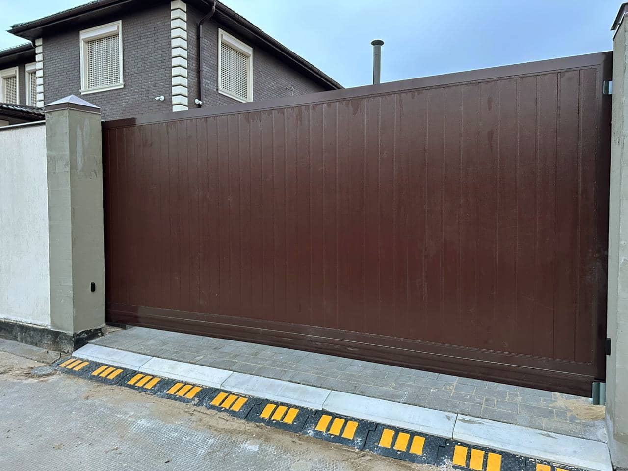 Уличные ворота DoorHan в Красноярске с установкой